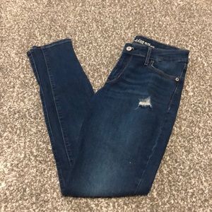 Size 4. Old Navy Mid-Rise Skinny Jean